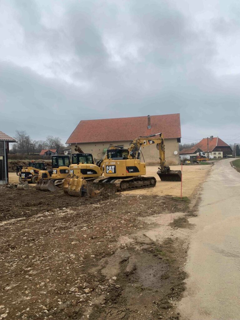 Location de machines avec chauffeur BTP Jobin - pelleteuse et camion polybenne à Damprichard Doubs